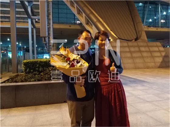 中央電視臺(tái)財(cái)經(jīng)評(píng)論員單仁博士來(lái)蓉,四川牛商常委集體接機(jī)