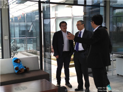 壹品歐迪董事長張曉帆先生向意大利客人介紹壹品歐迪辦公家具設(shè)計1