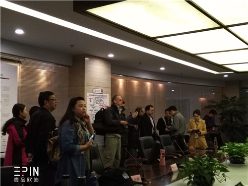 意大利國家電視臺前往都江堰采訪嚴局長-壹品歐迪辦公家具拍攝